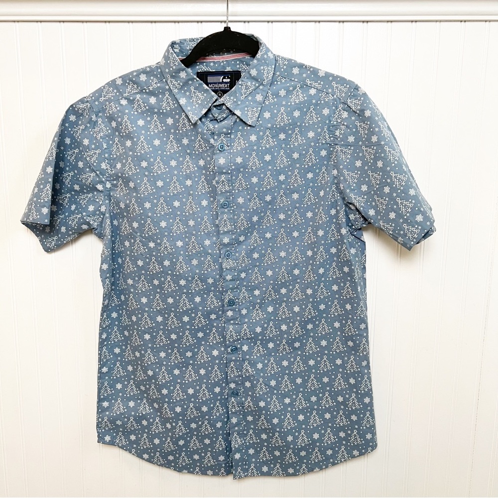 Monument NWOT Blue & White Winter Christmas Tree Print Short Sleeve Button Up